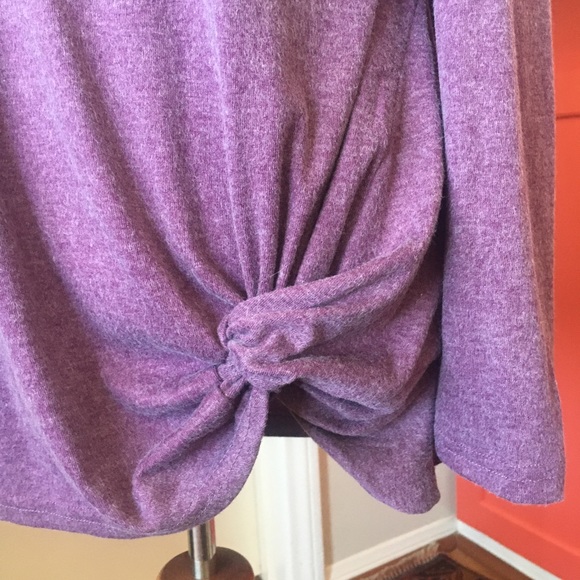 Cold Shoulder 💜 top - Picture 4 of 5